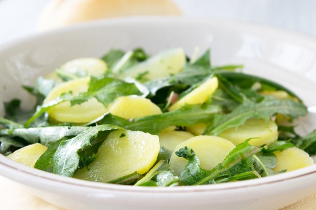 Löwenzahnsalat mit Erdäpfel