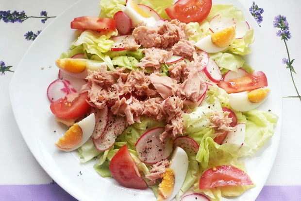 Grüner Salat mit Ei und Thunfisch