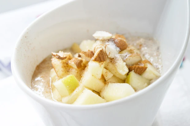 Mandel-Porridge mit Früchten
