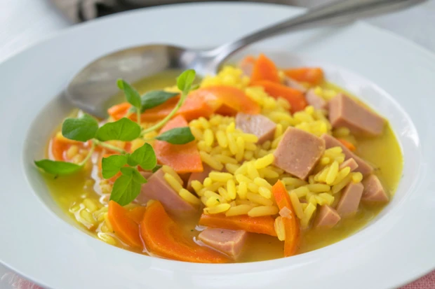 Wurstsuppe mit Reis
