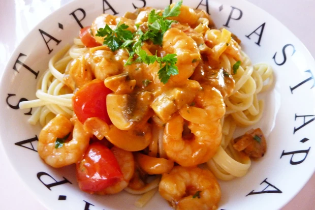 Linguini mit K&ouml;nigsgarnelen in Tomatensauce