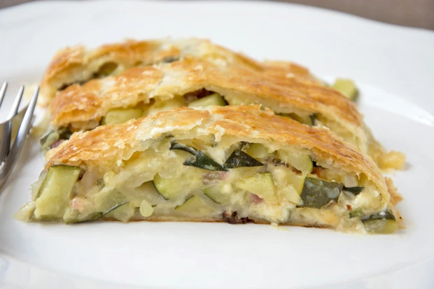 Zucchinistrudel mit Bl&auml;tterteig