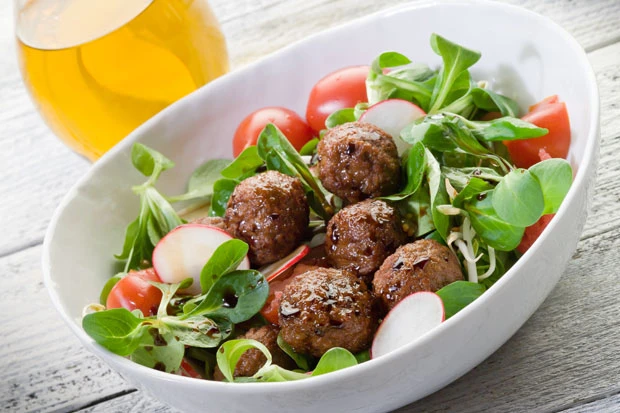Bunter Salat mit Falafel