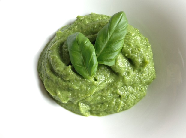 Einfaches Avocado-Basilikum Pesto