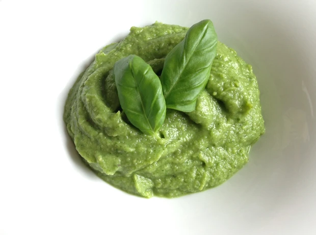 Einfaches Avocado-Basilikum Pesto