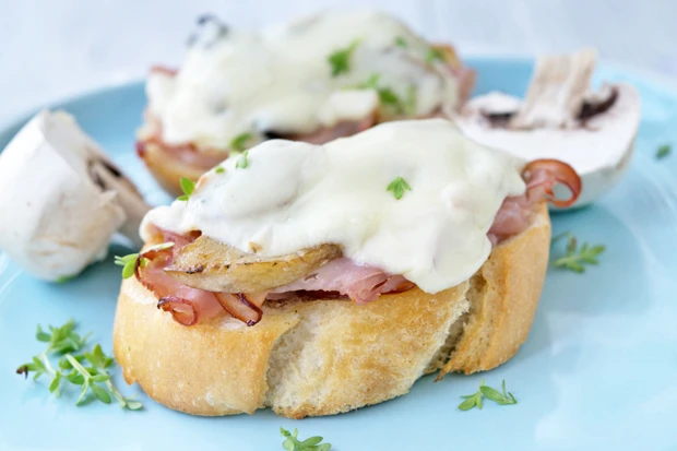 Bruschetta mit Schinken und Champignon