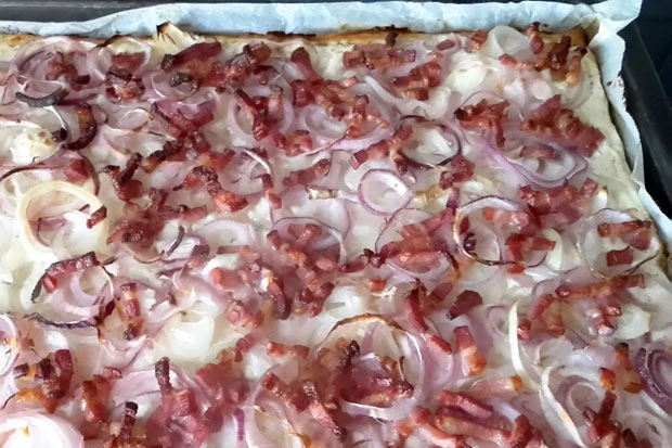 Flammkuchen mit Räucherspeck und Zwiebeln