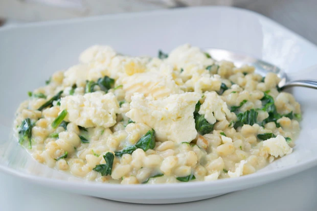 Risotto aus Rollgerste mit Spinat und Schafsk&auml;se