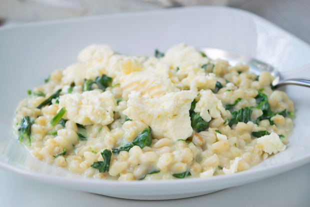 Rollgersten Risotto Risotto aus Rollgerste mitSpinat und Schafskäse - Rezept | GuteKueche.at