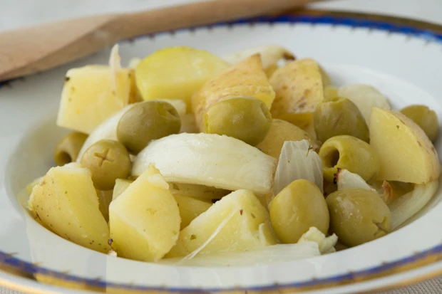 Salat mit gebackenen Erd&auml;pfeln und Oliven