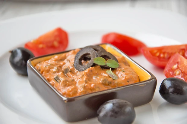 Feine Oliven-Tomaten-Paste