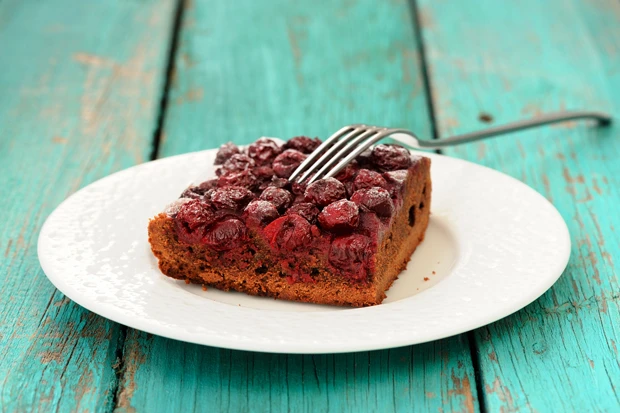 Schokoladenkuchen mit Kirschen