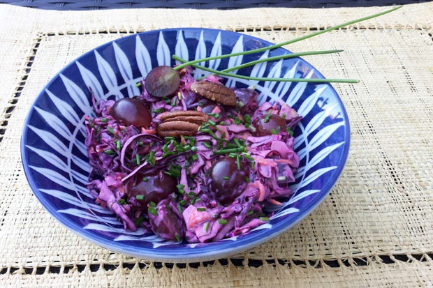 Roter Cole Slaw mit Pekann&uuml;ssen und Trauben