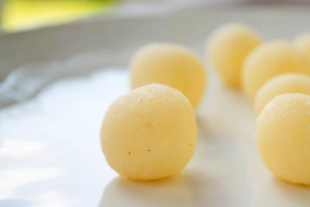 Wei&szlig;e Rumkugeln mit Kokos