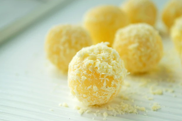 Wei&szlig;e Rumkugeln mit Mandeln