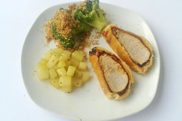 Schweinefilet im Speckteigmantel mit Kohlrabi und Brokkoli