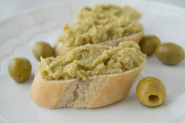 Olivenaufstrich mit gr&uuml;nen Oliven
