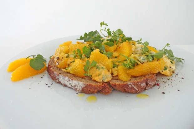 Eierspeise mit Orange und frischen Kr&auml;utern
