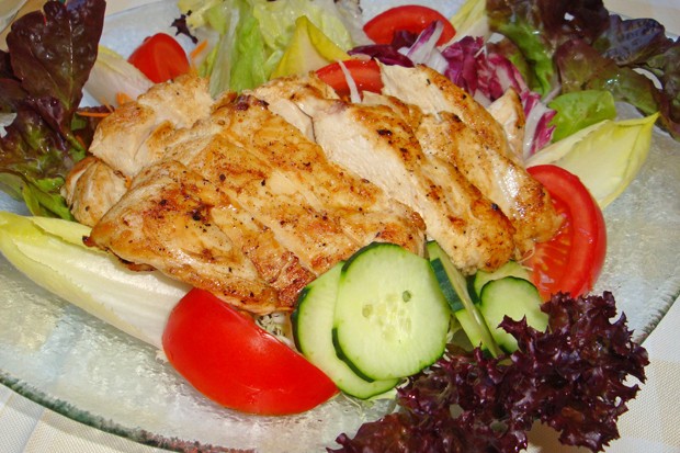 Hühnerbrust mit Blattsalat