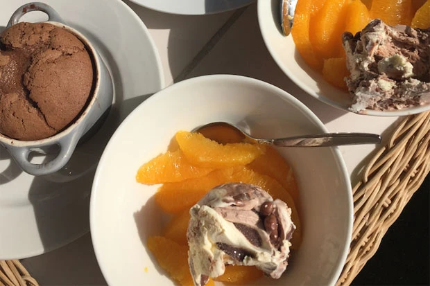 Nutella Souffl&eacute; mit M&ouml;venpick-Eis und Orangenfilets
