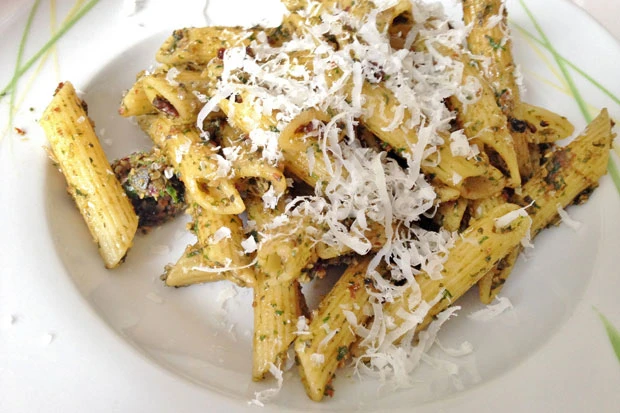 Nudeln mit Kr&auml;uter-Kern-Pesto