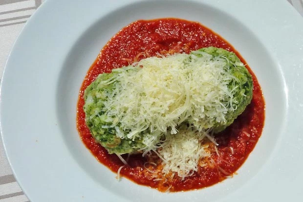 Spinatknödel auf Tomatenragout