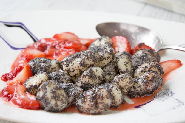 Topfen-Gnocchi mit Erdbeeren