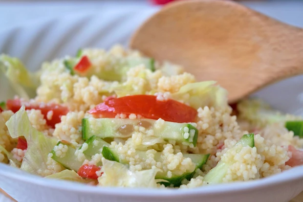 Salatsch&uuml;ssel mit Couscous