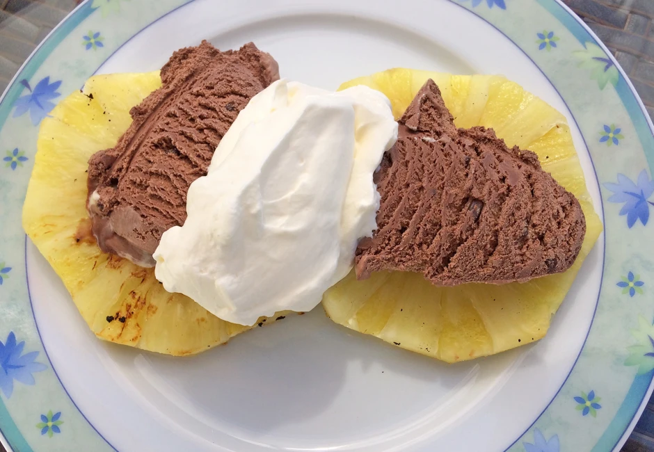 Gegrillte Ananasscheiben mit Schokoladeeis