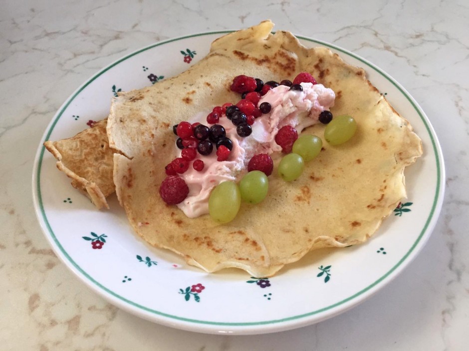 Frozen Yogurt Palatschinken mit Früchten