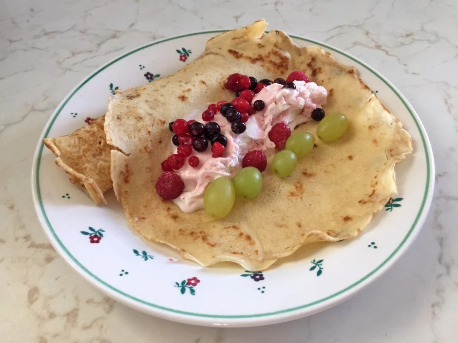 Frozen Yogurt Palatschinken mit Fr&uuml;chten