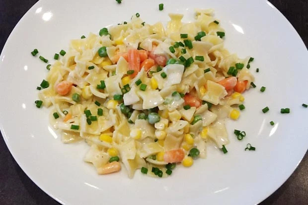 Fleckerl mit Gem&uuml;se und Frischk&auml;se