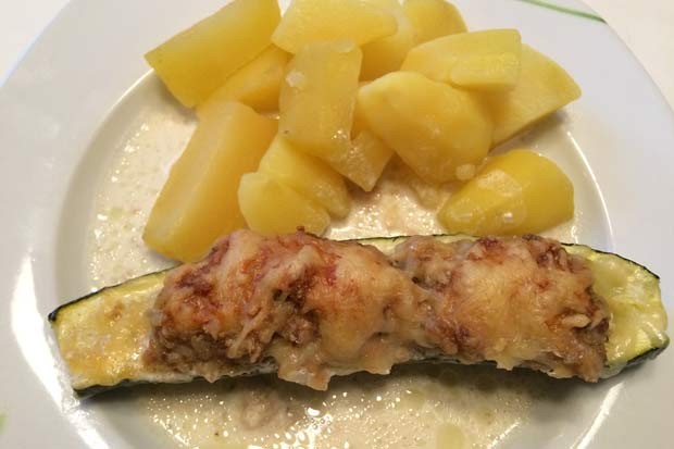 Zucchini gefüllt mit Faschiertem