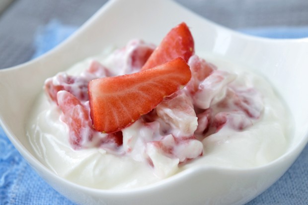 Topfencreme mit Erdbeeren