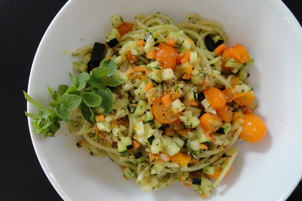 Spaghetti mit Pesto und Gemüse
