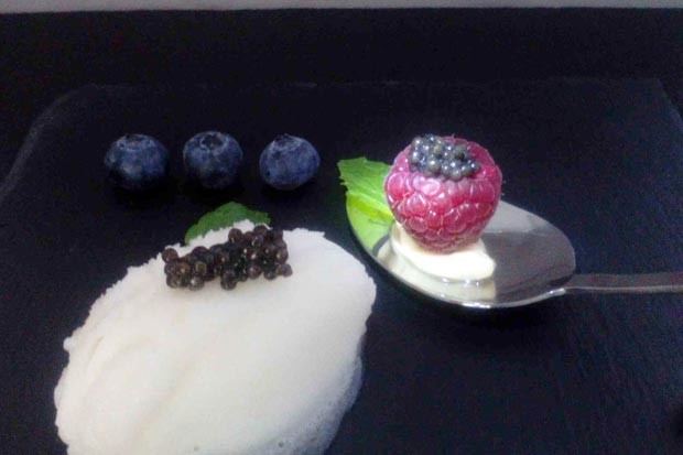 Zitronensorbet mit Kaviarhimbeere