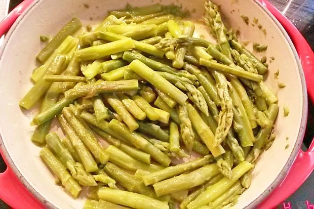 Gebratener gr&uuml;ner Spargel