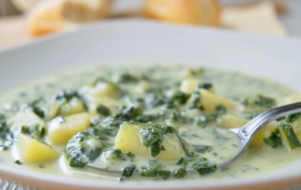 Lauchsuppe mit Blattspinat und Kartoffeln