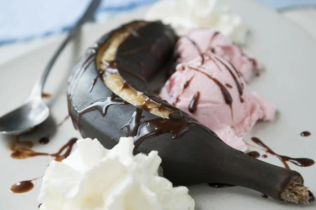 Ofenbanane mit Mövenpick-Erdbeereis