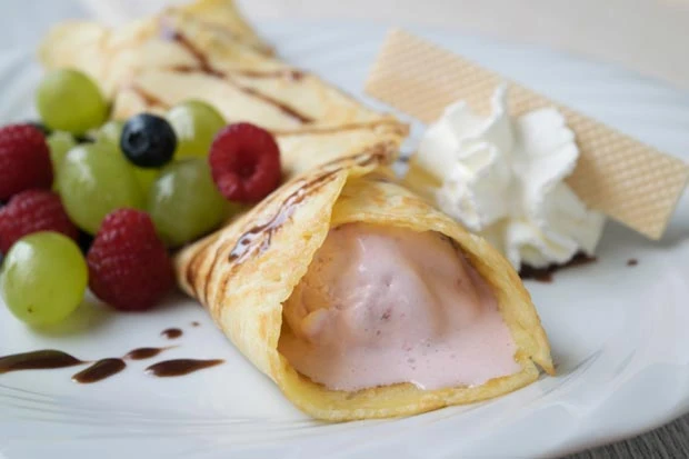 Eispalatschinken mit Fr&uuml;chten und Erdbeerbalsamicocreme