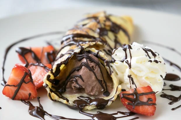 Nougat Palatschinken mit frischen Erdbeeren