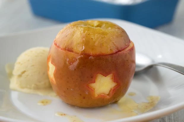 Warmer Bratapfel mit Eis und Honig