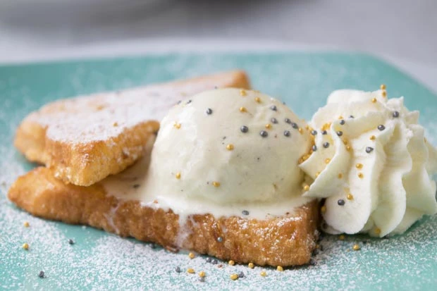 S&uuml;&szlig;er Frenchtoast mit  Vanilleeis