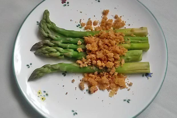 Gr&uuml;ner Spargel mit  Butterbr&ouml;sel
