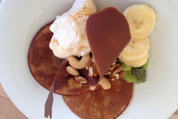 Eisbecher mit Pancakes
