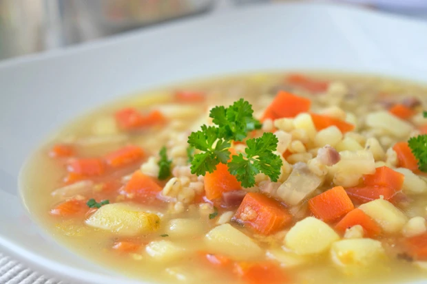 Rollgerstlsuppe mit Speck