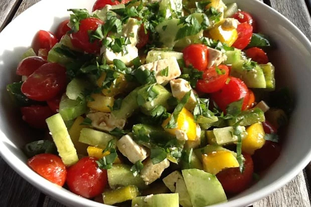 Sommersalat mit Schafkäse und Kürbiskernöl