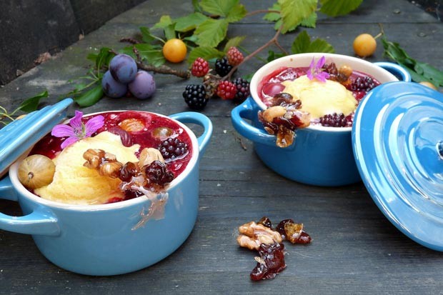 Beerencocktail mit Bourbon-Vanilleeis mit Nuss-Karamell