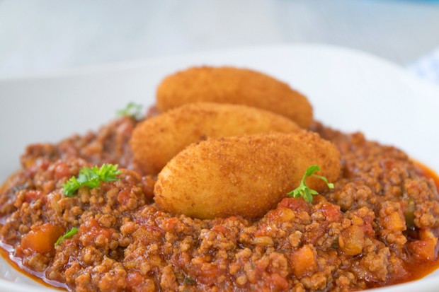 Topinambur-Kroketten mit Bolognese