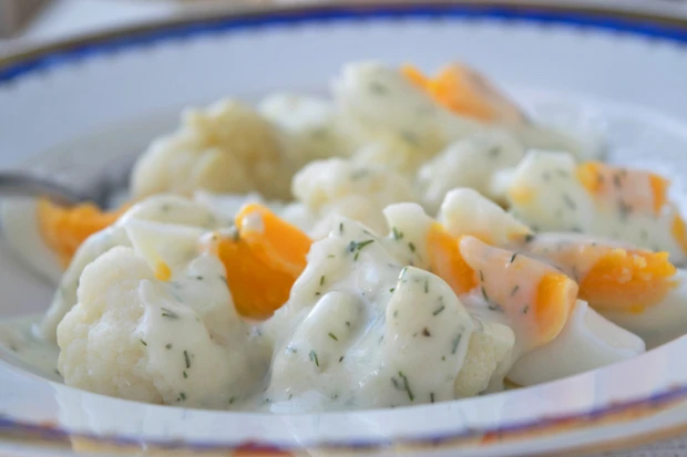 Karfiol mit Eier-Dill-Sauce